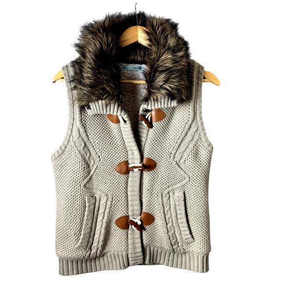 Maurices Sweater Vest Womens Size M Faux Fur Cableknit Toggle Sherpa Lined Tan - Picture 1 of 11
